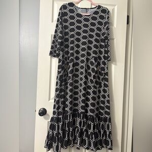 Elegant Black and White Honeycomb Maxi Dress